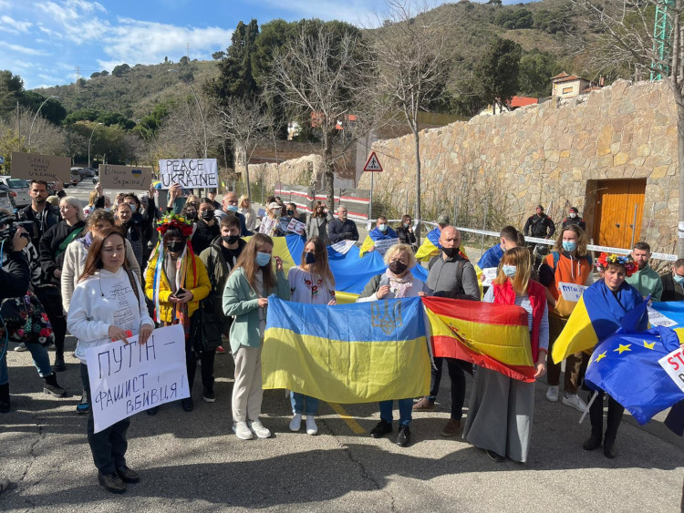 Dozens of Ukranians protesting outside the Russian consulate in Barcelona, on February 24, 2022 (by Cillian Shields)